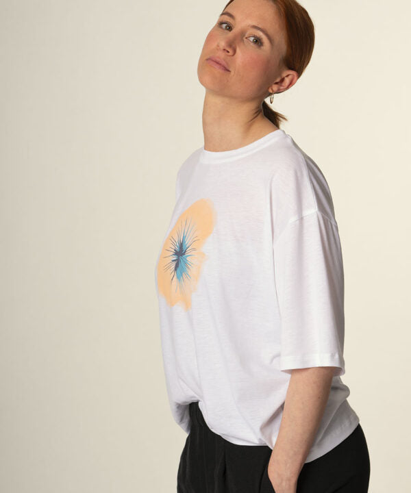 EHMI T-Shirt – Loose Fit in Weiß mit Blume