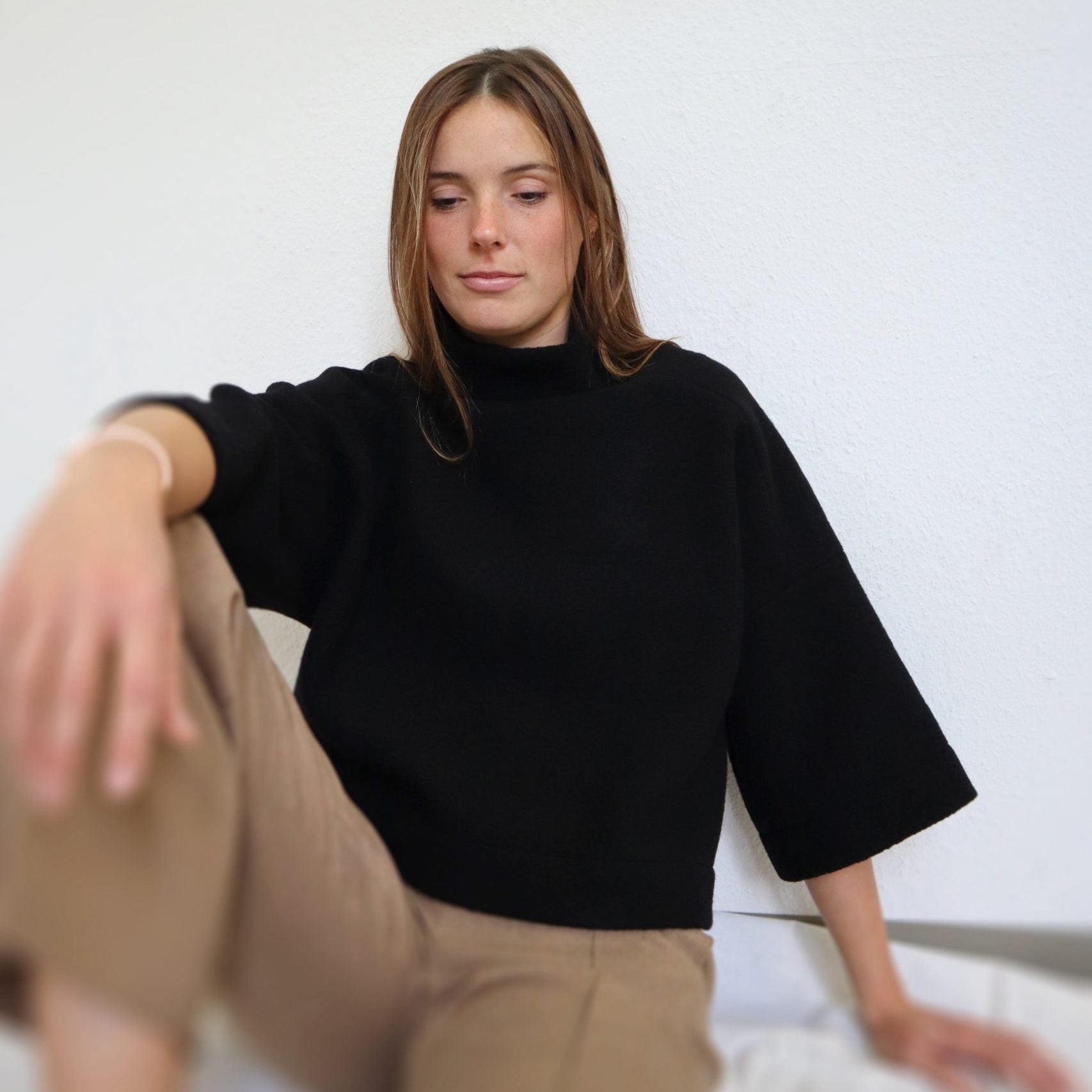 Pullover Poncho schwarz und lehm TALV.Y aus Wollwalk - handgefertigt in Deutschland | VAELU