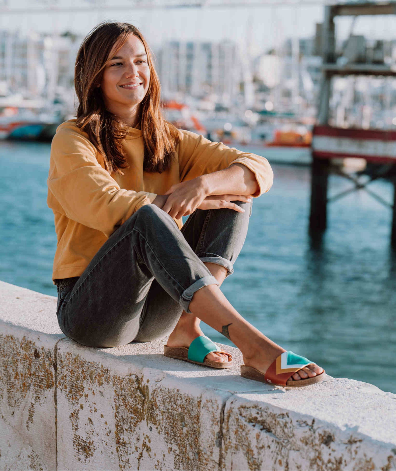 Vegane Sandalen braun, Damen, Marke Fünve, ausgezeichnet mit Peta Vegan Award 2023, SUNSET Slides, rost, senfgelb, türkis