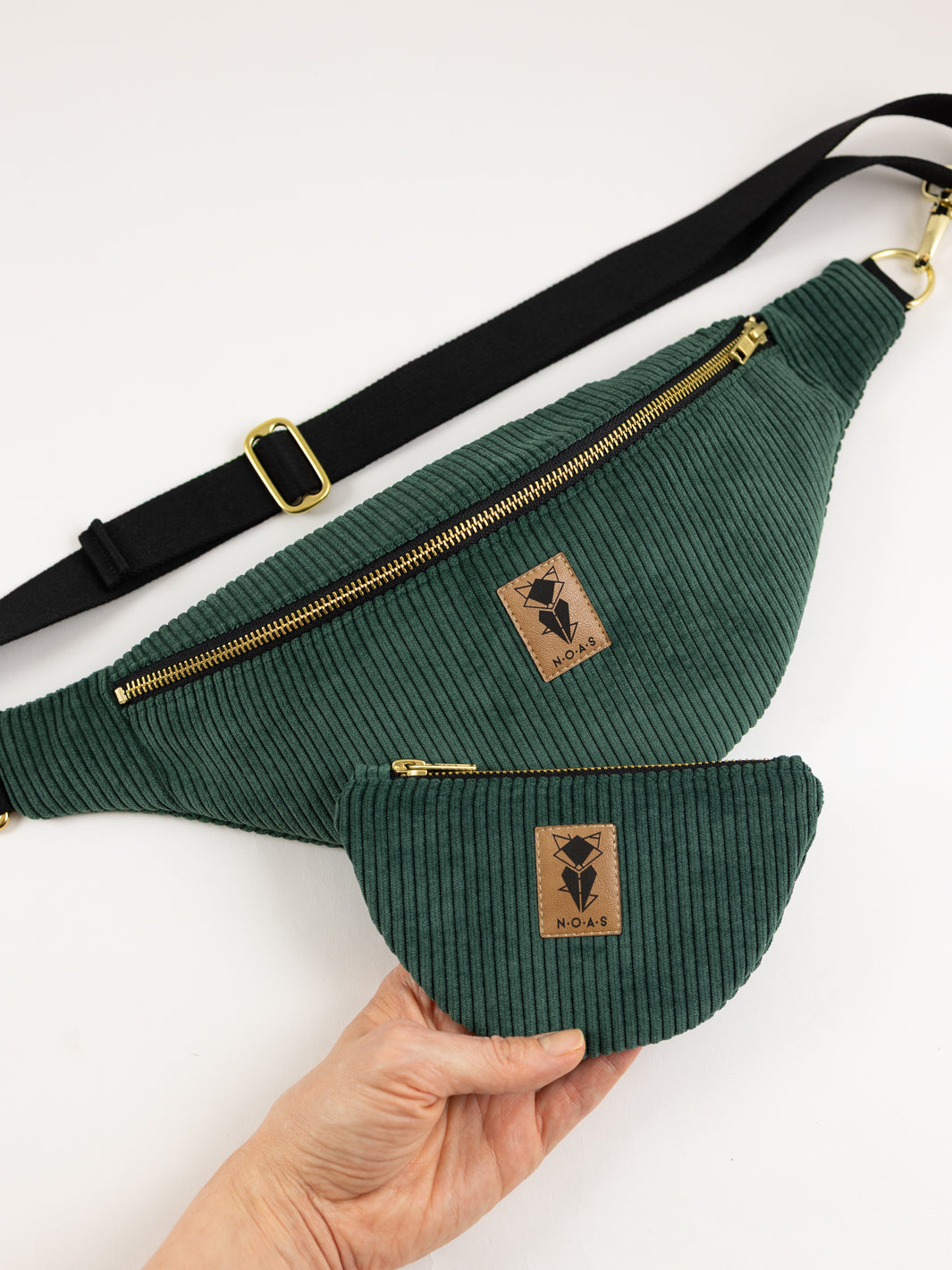 Bauchtasche CORD Waldgrün Size L - vegan und handgefertigt in Berlin | NOAS Berlin