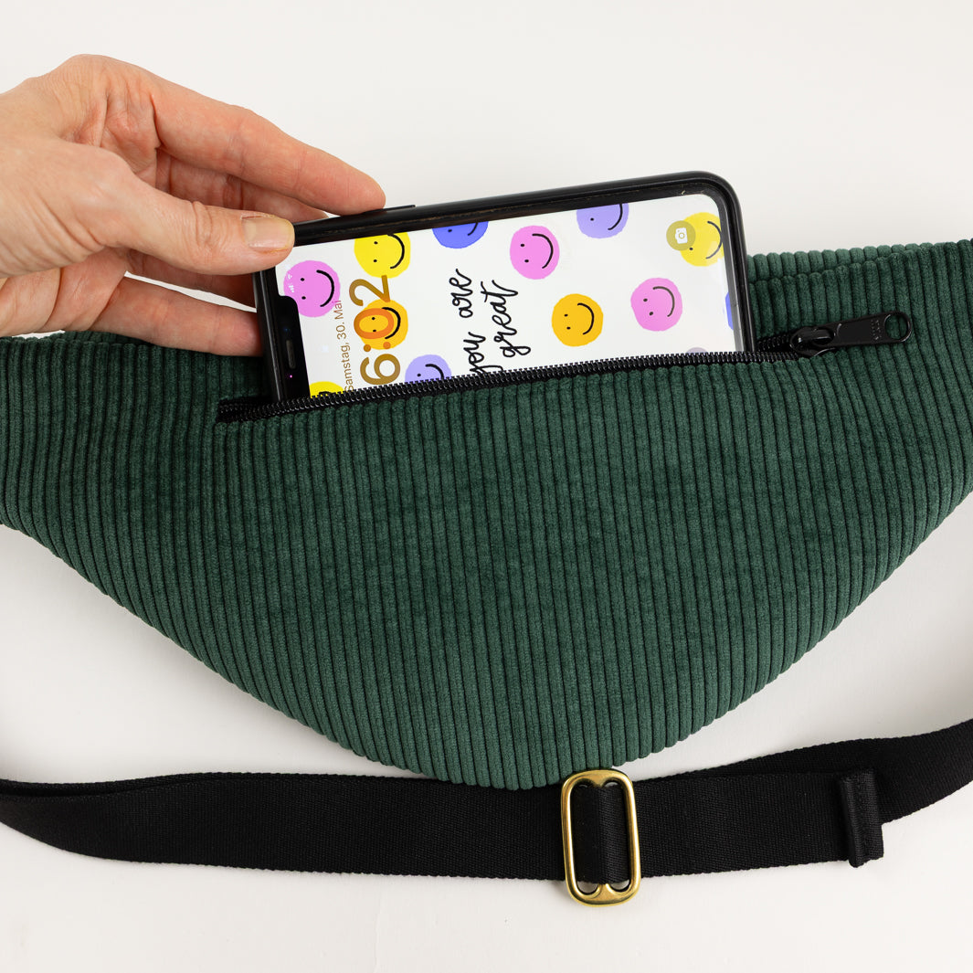 Bauchtasche CORD Waldgrün Size L - vegan und handgefertigt in Berlin | NOAS Berlin