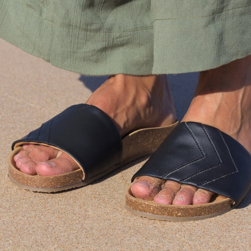 Schwarze Sandalen Damen Herren YIN monochrom - vegan, mit Fußbett | Fünve