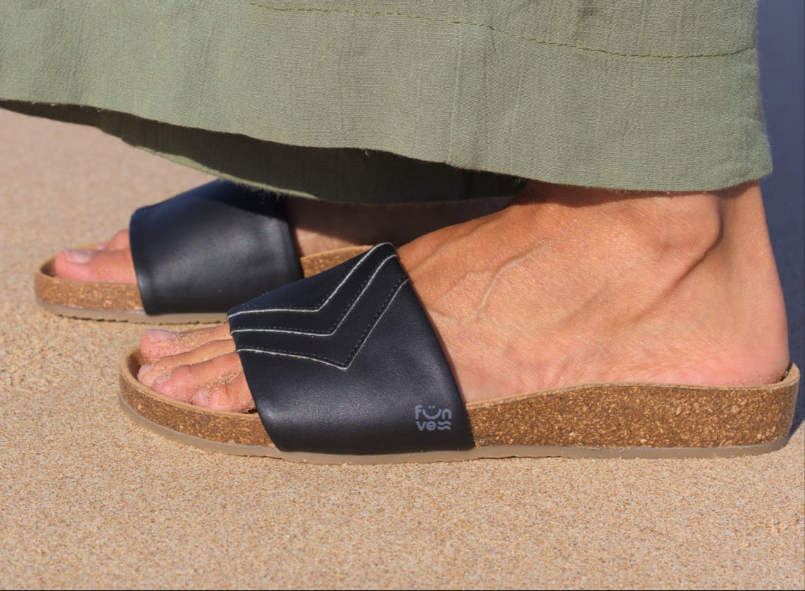 Schwarze Sandalen Damen Herren YIN monochrom - vegan, mit Fußbett | Fünve