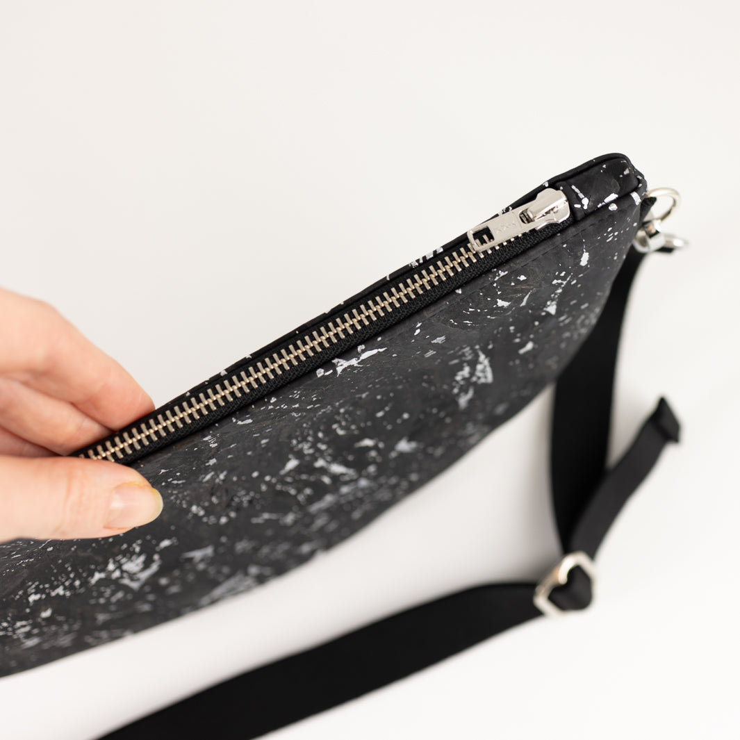 Moon Bag Kork Schwarz Silber - vegan und handgefertigt in Berlin | NOAS