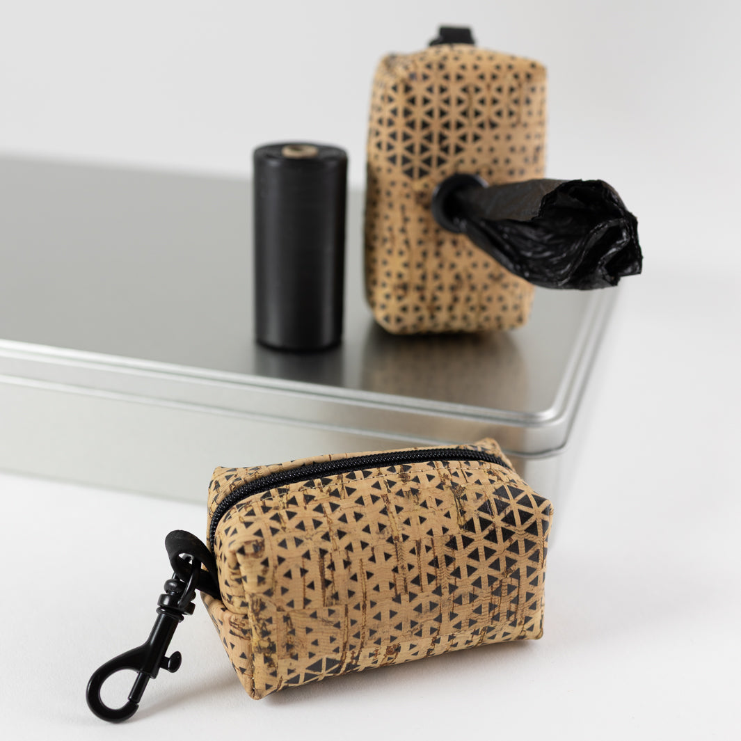 NOAS Mini-Tasche für Hundekotbeutel – Kork Natur Dreiecke