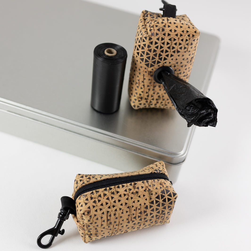 NOAS Mini-Tasche für Hundekotbeutel – Kork Natur Dreiecke