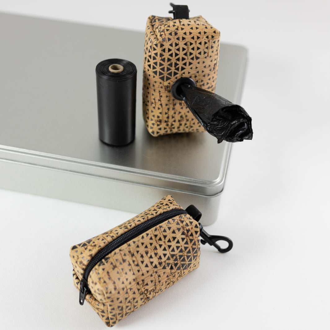 NOAS Mini-Tasche für Hundekotbeutel – Kork Natur Dreiecke