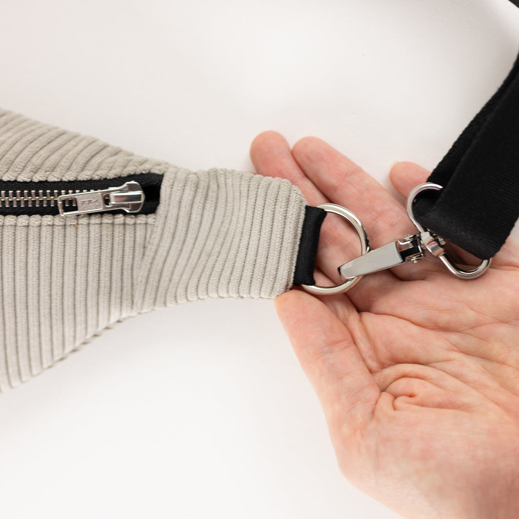 Bauchtasche CORD Greige Size L - vegan und handgefertigt in Berlin | NOAS