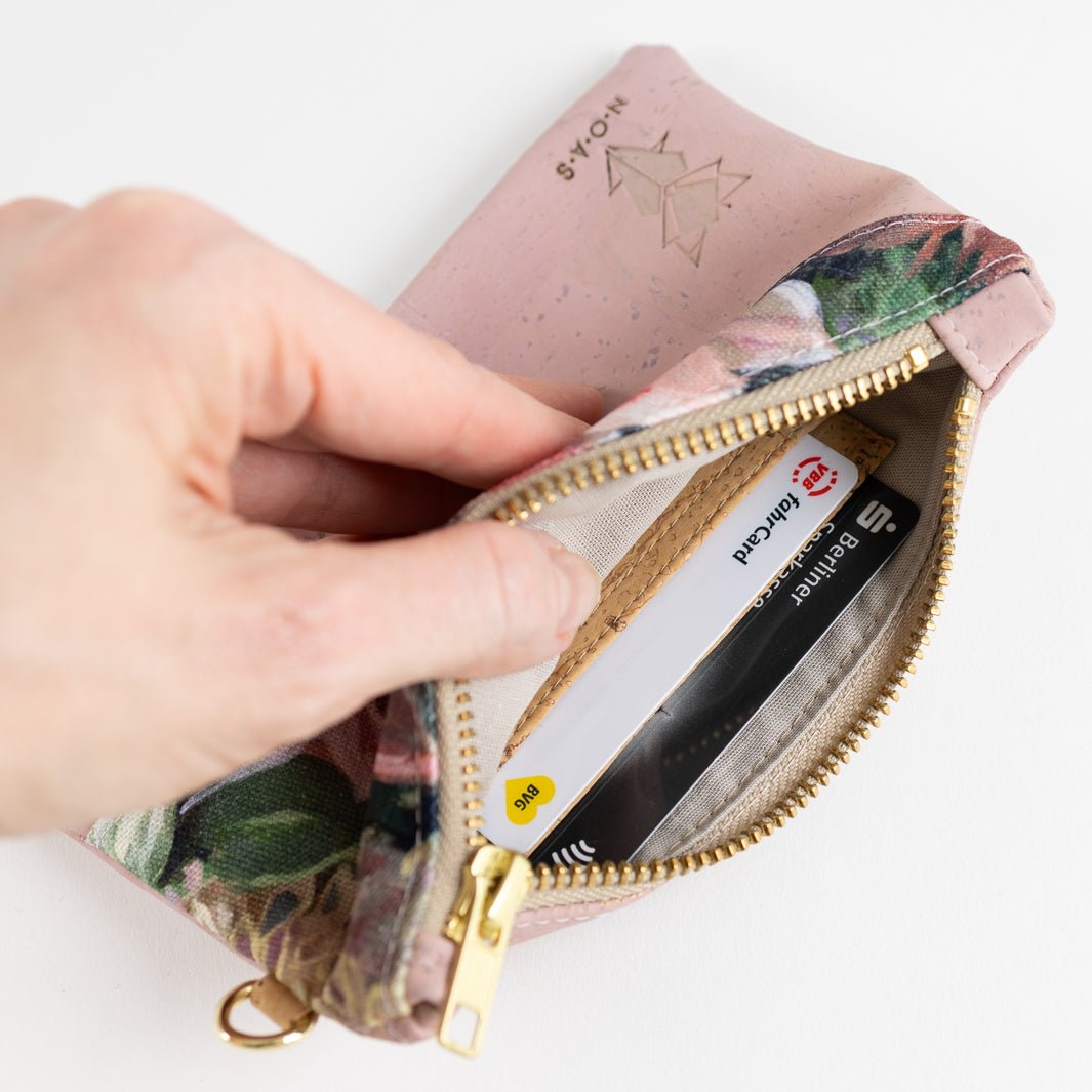 Mini-Geldbörse Spring Blossom Kork Rosa mit Kartenfächern - vegan und handgefertigt in Berlin | NOAS NOAS- simply love it.