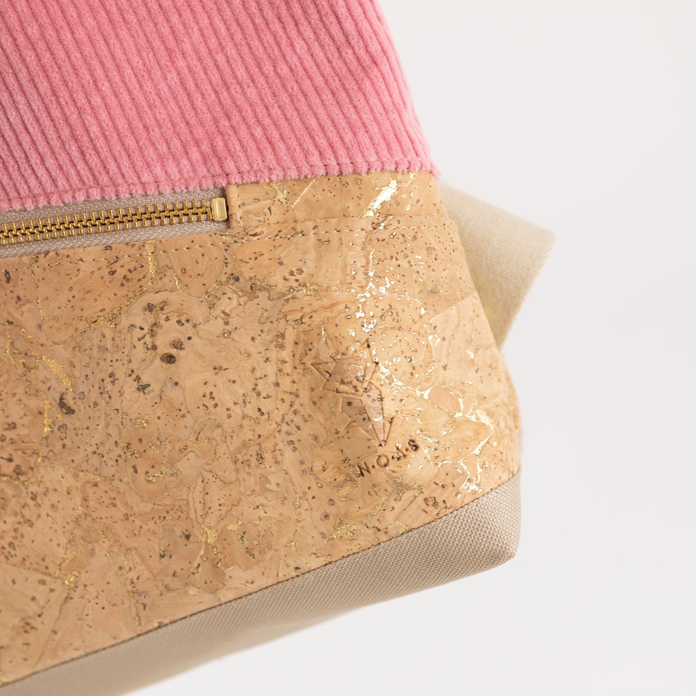 Mini-Rucksack Kork Natur Gold Cord Bubblegum mit Geheimfach - vegan und handgefertigt in Berlin | NOAS