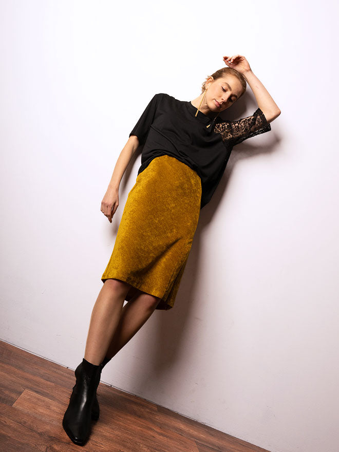 MASHA - schmaler Rock aus Haute Couture-Samt in Gold
