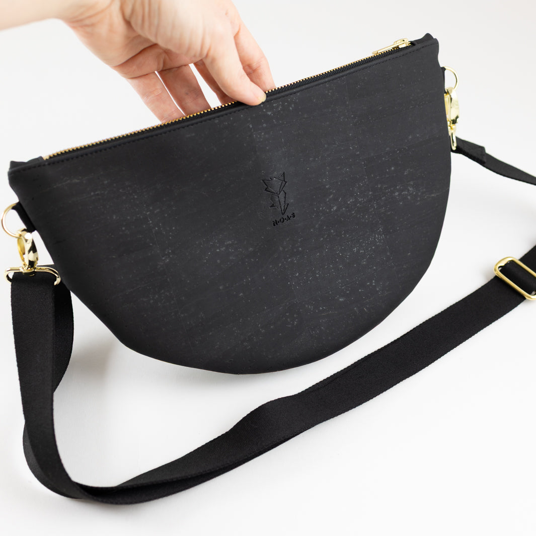 Moon Bag Kork Schwarz - vegan und handgefertigt in Berlin | NOAS
