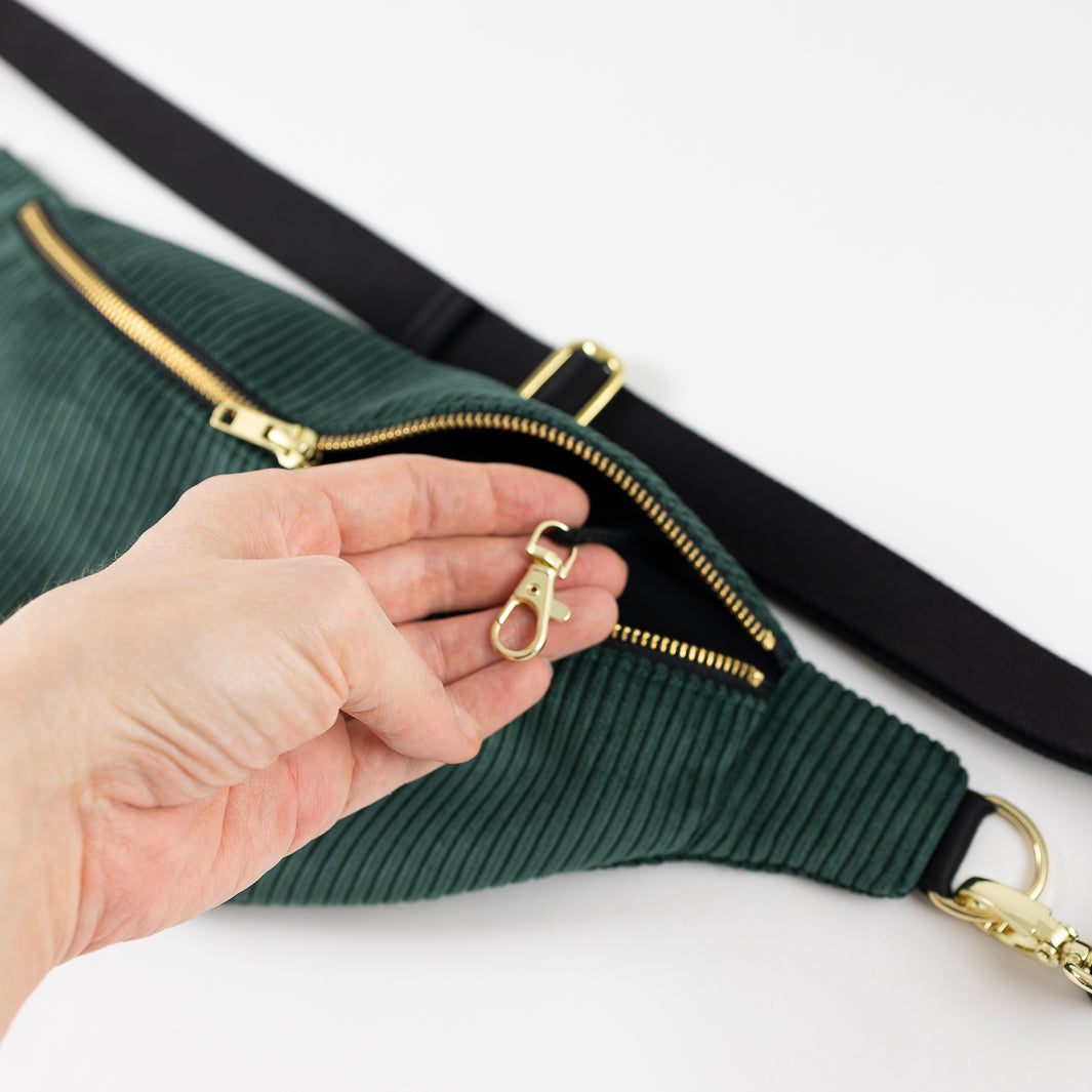 Bauchtasche CORD Waldgrün Size L - vegan und handgefertigt in Berlin | NOAS Berlin