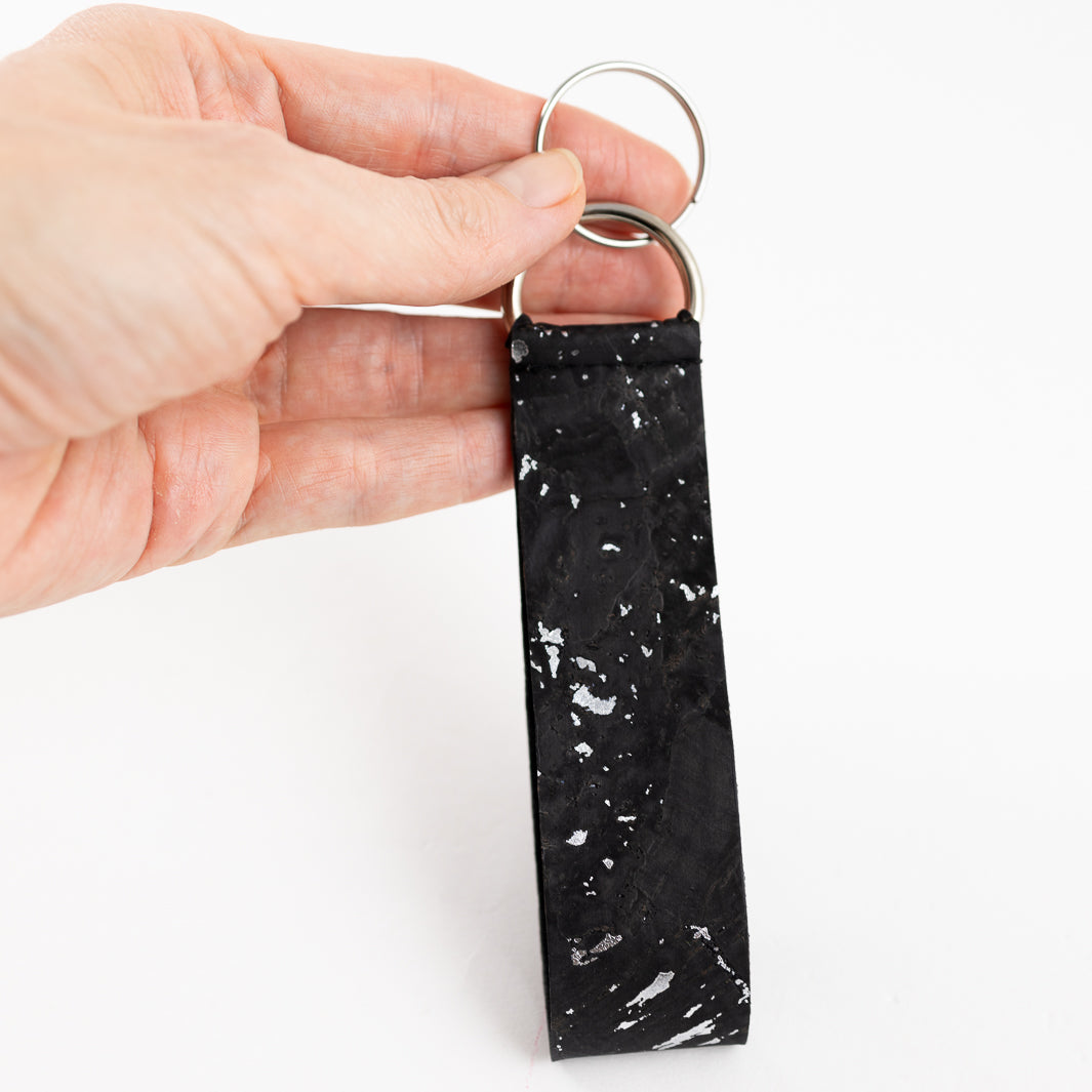 Schlüsselanhänger Kork Schwarz Silber - vegan und handgefertigt in Berlin | NOAS NOAS- simply love it.