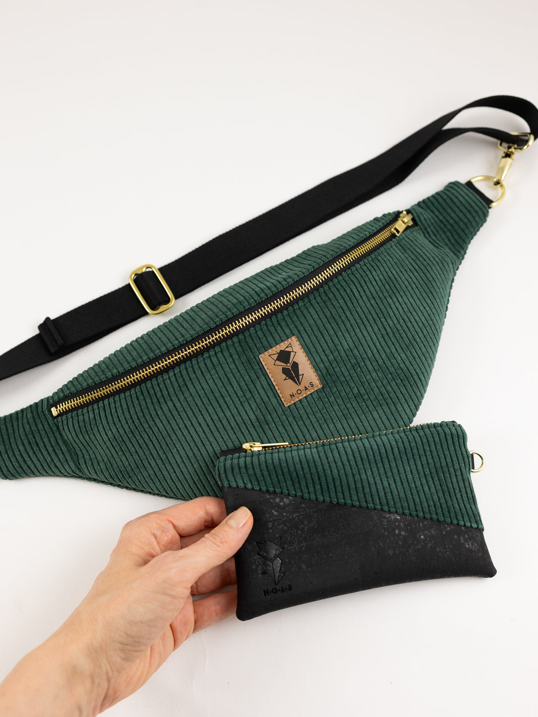 Bauchtasche CORD Waldgrün Size L - vegan und handgefertigt in Berlin | NOAS Berlin