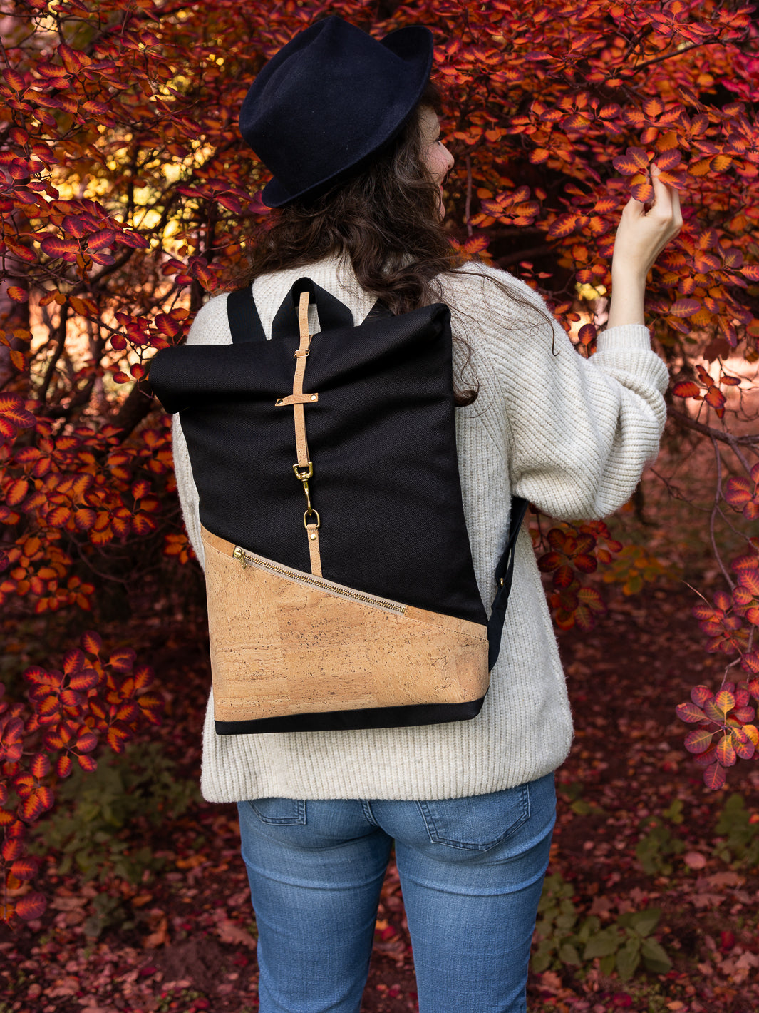 Kleiner Rolltop Rucksack Kork Schwarz Canvas Waldgrün mit Geheimfach - vegan und handgefertigt in Berlin | NOAS