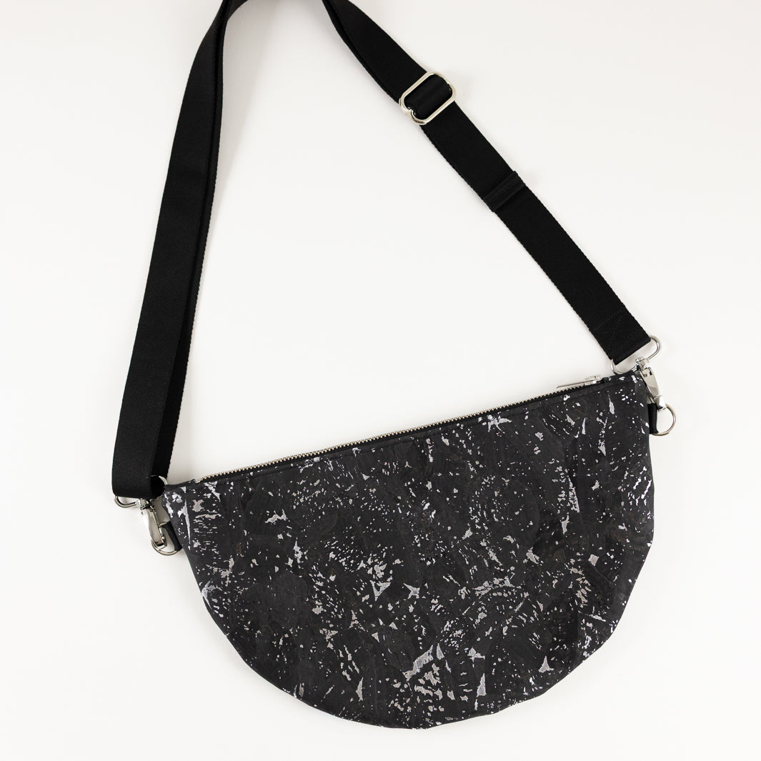 Moon Bag Kork Schwarz Silber - vegan und handgefertigt in Berlin | NOAS