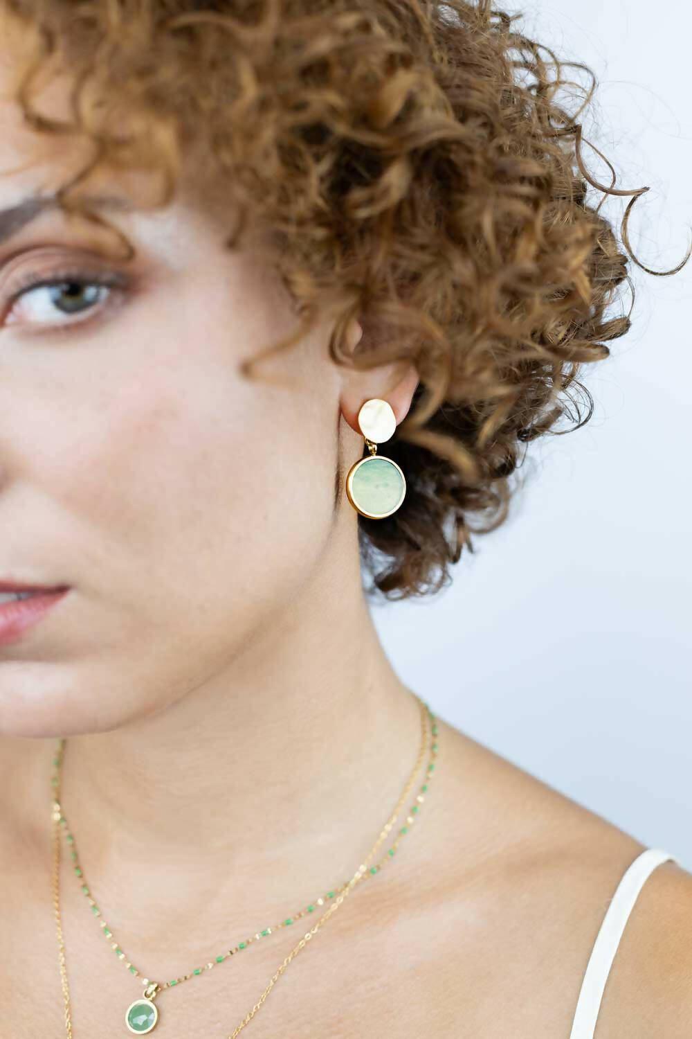 Frau trägt vergoldeten Edelstahl Schmuck mit grüner Jade von Sergio Engel