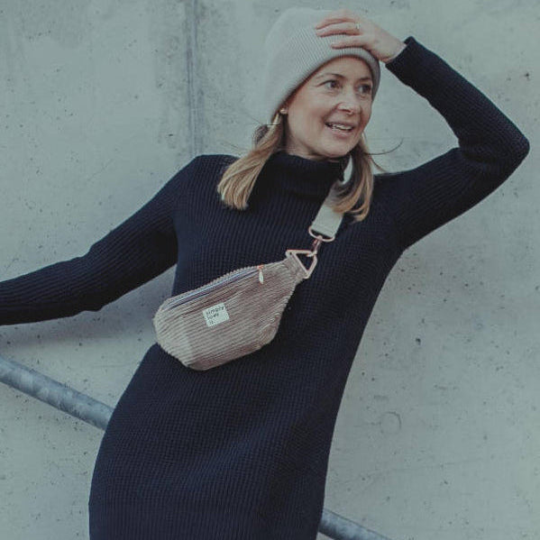 Cord bauchtasche in beige getragen von Jule