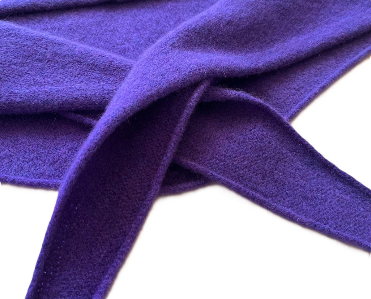 Dreieckstuch Deep Violet SIMPLE Merinowolle, Kaschmir - handgefertigt in Berlin | Freiberg FREIBERG Knitwear Design- simply love it.