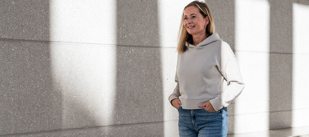 Gründerin Juliane Tietjen im beigen hoodie vor einer Wand