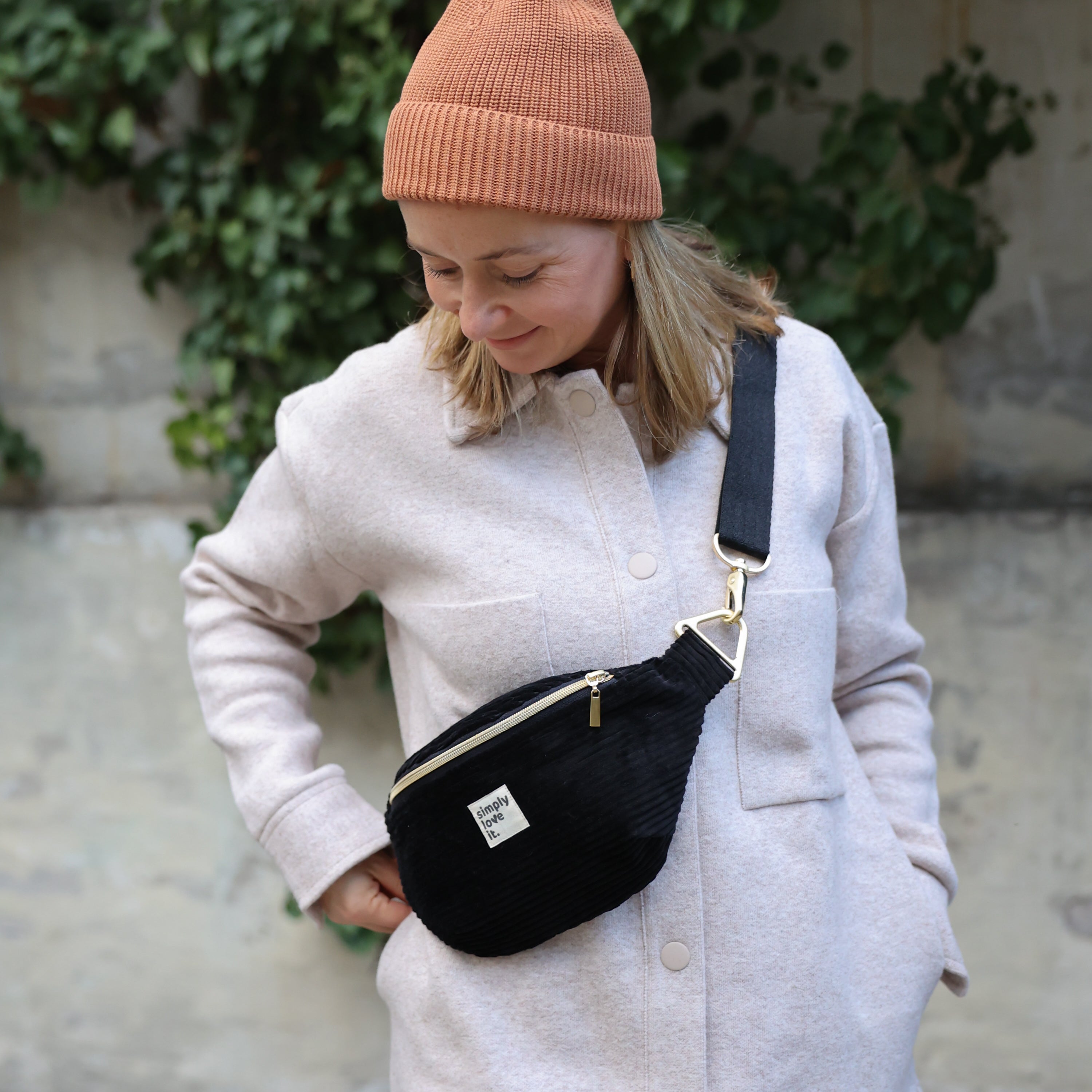 Bauchtasche aus Cord in schwarz gold simply love it Vorderansicht