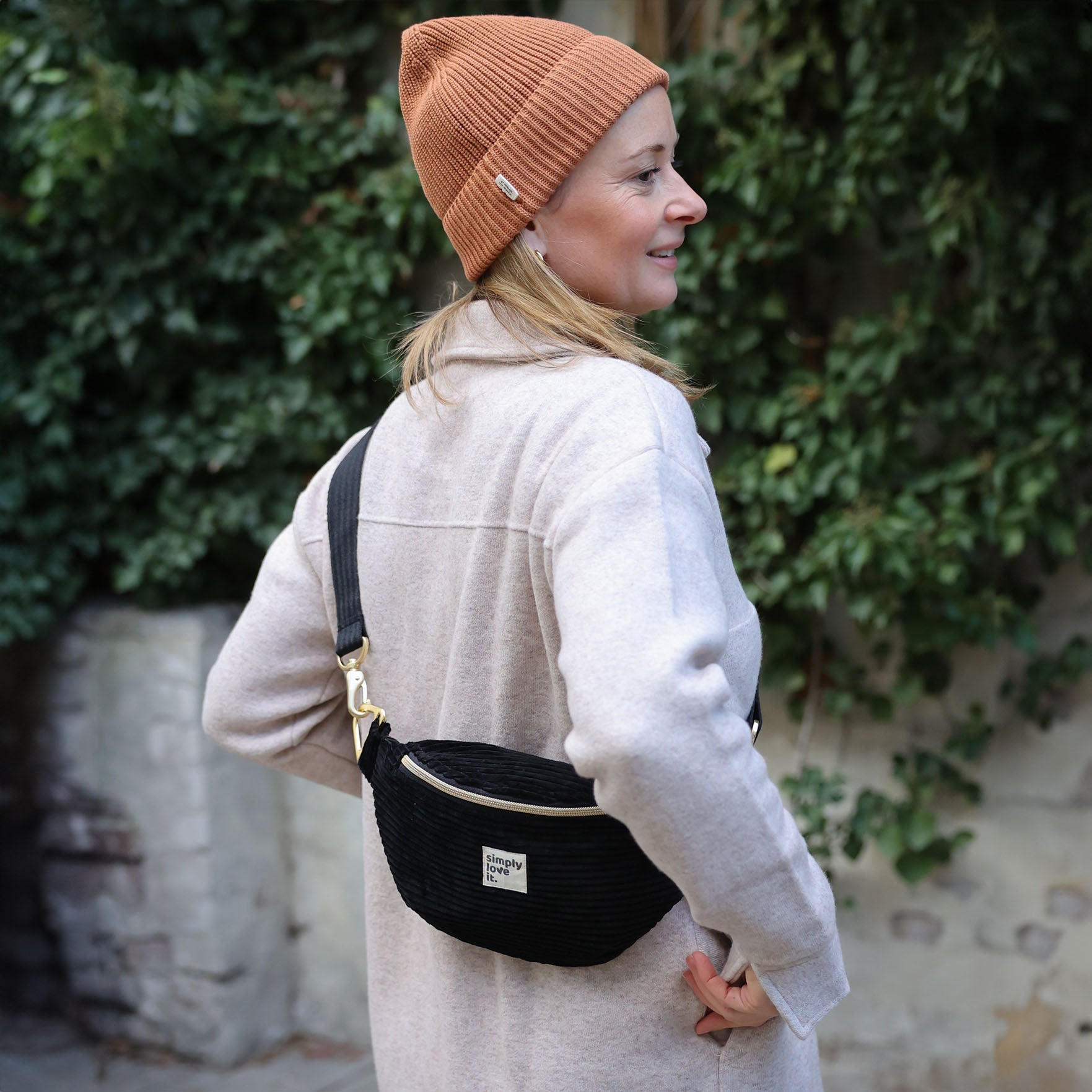 Bauchtasche aus Cord in schwarz gold simply love it getragen von Juliane Tietjen