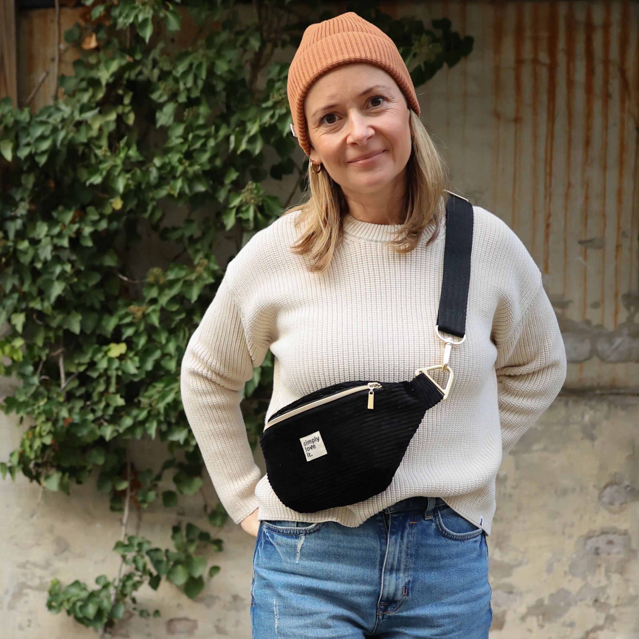 Schwarze Bauchtasche Cord mit gold simply love it getragen von Juliane Tietjen