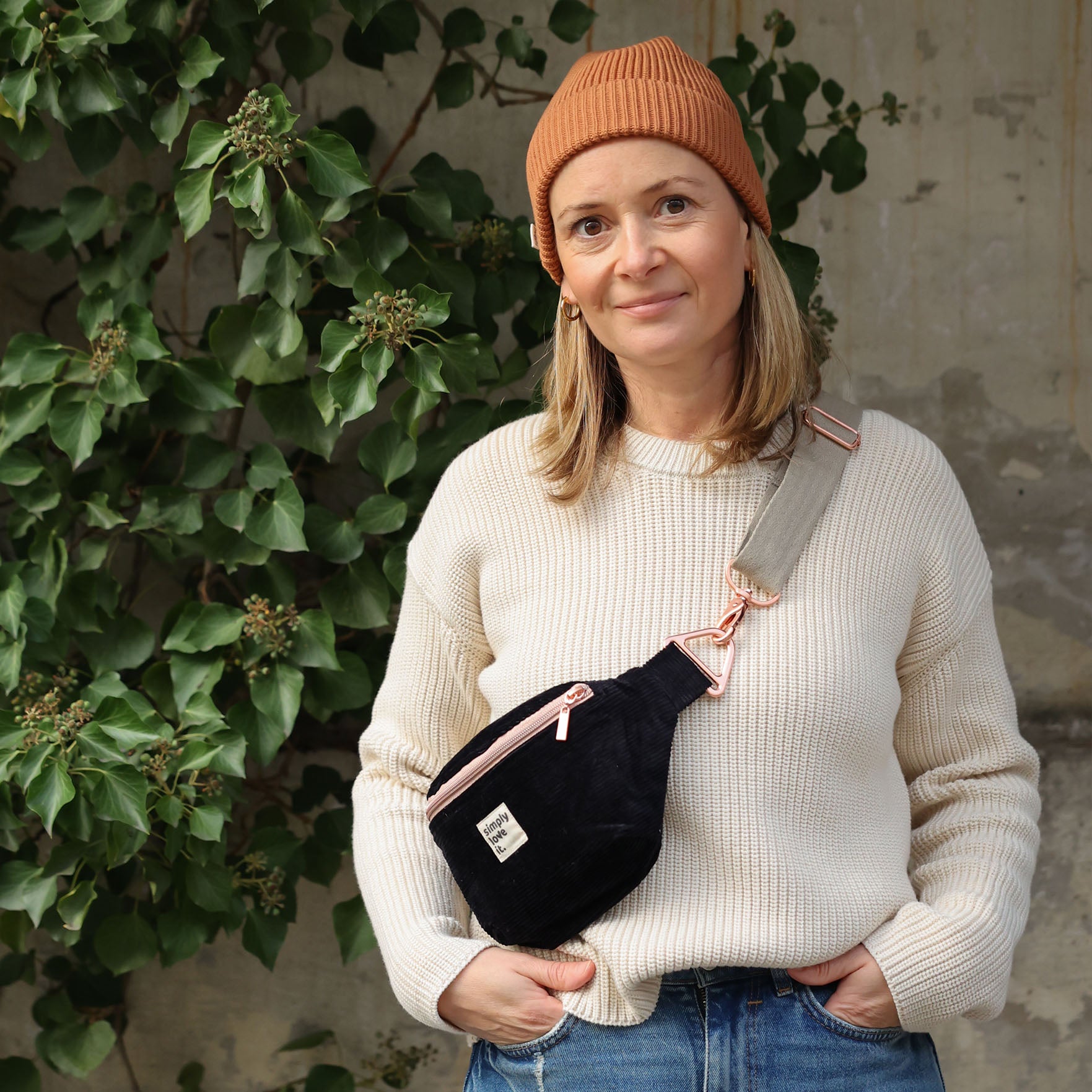Bauchtasche aus Cord in dunkelblau rosé simply love it Vorderansicht getragen