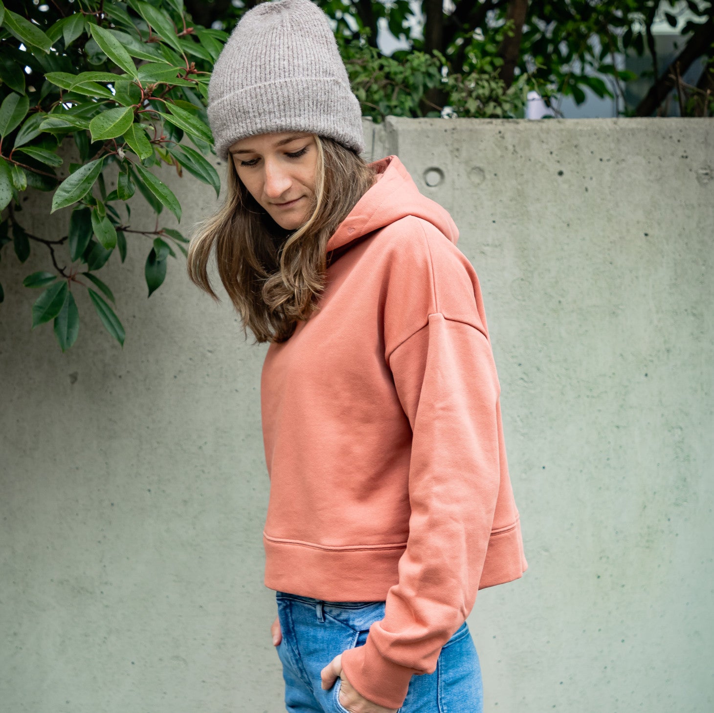 Frau trägt cropped Hoodie rose aus Bio-Baumwolle von simply love it zu einer Jeans