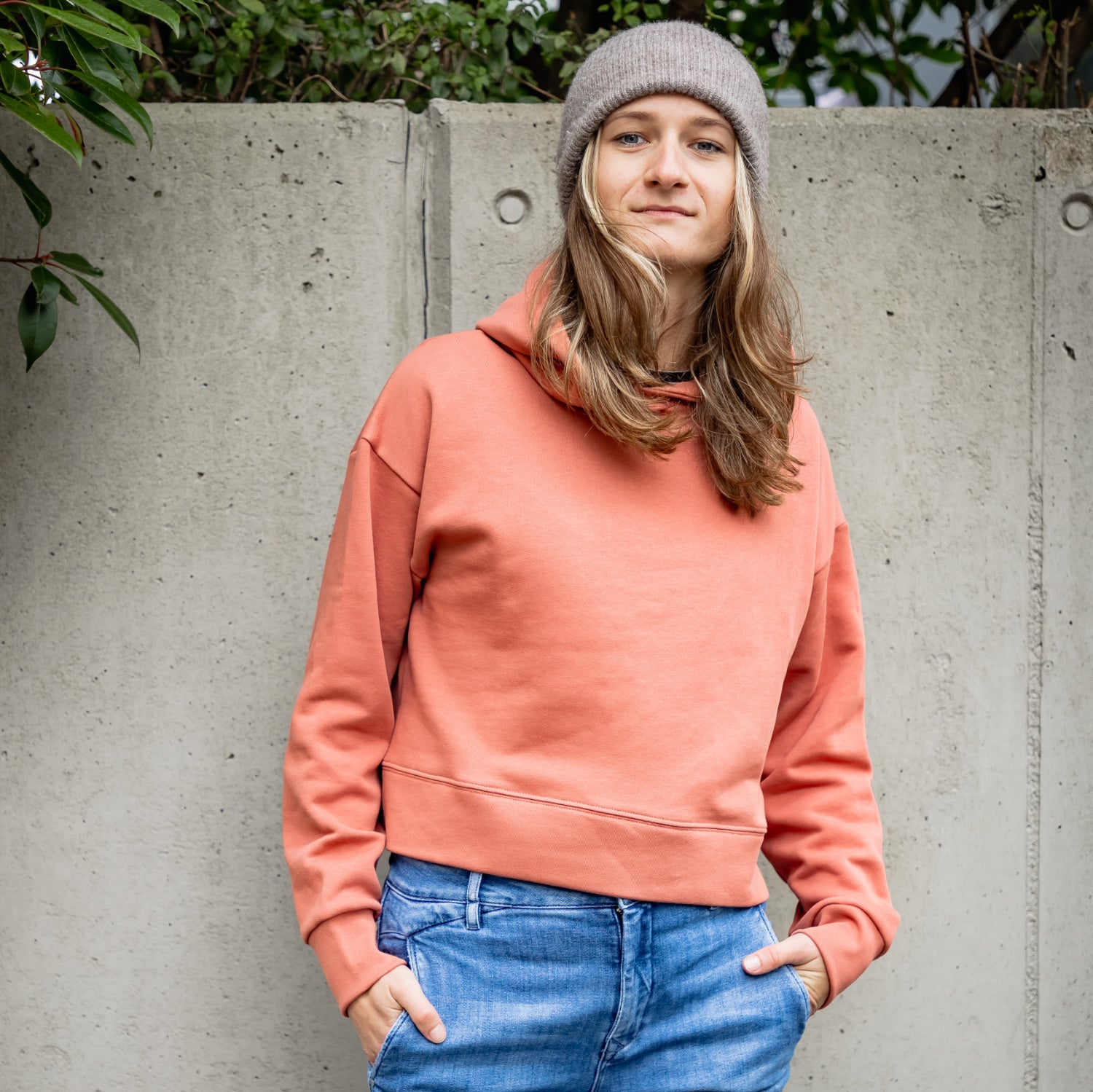 Frau trägt cropped Hoodie rose aus Bio-Baumwolle von simply love it zu einer Jeans