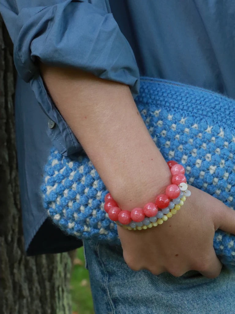 Armbänder aus Quarz, Jade und Aquamarin von Soi getragen am Handgelenk