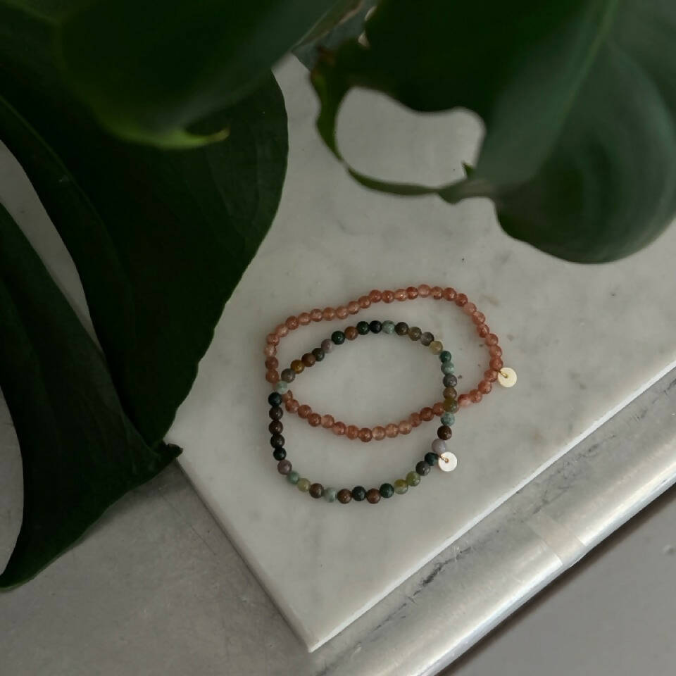 zwei Armbänder aus Achat und Sonnenstein 4 mm – Soi