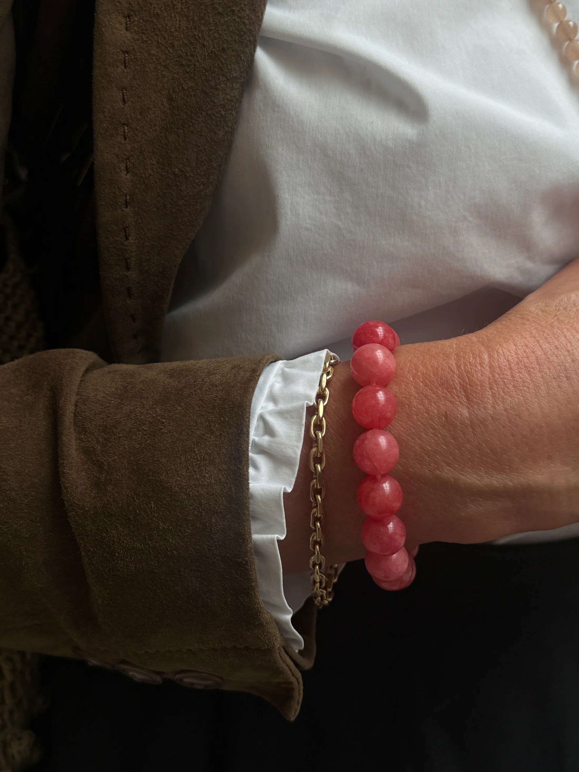 Chunky Armband Quarz rot getragen von einer Frau mit weißer Bluse