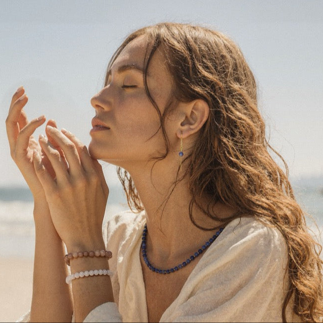 Frau trägt Schmuck aus Edelsteinen von Soi