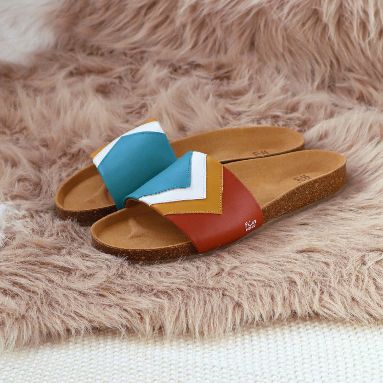 Türkise Hausschuhe mit Fußbett aus Kork, veganes Leder, Marke: Fünve, Modell: Sunset