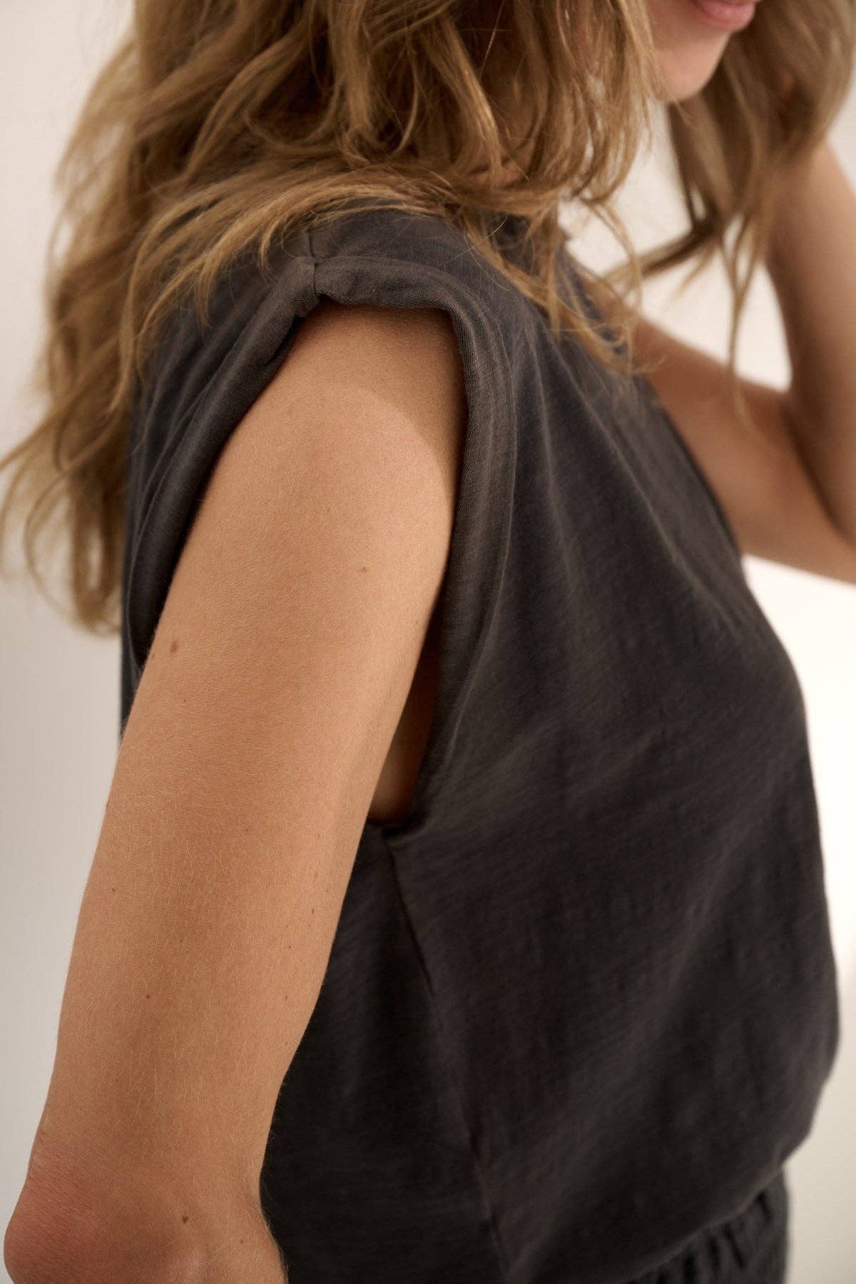 T-Shirt ärmellos dunkelgrau Bio Baumwolle moshimoshimind Detail Arm