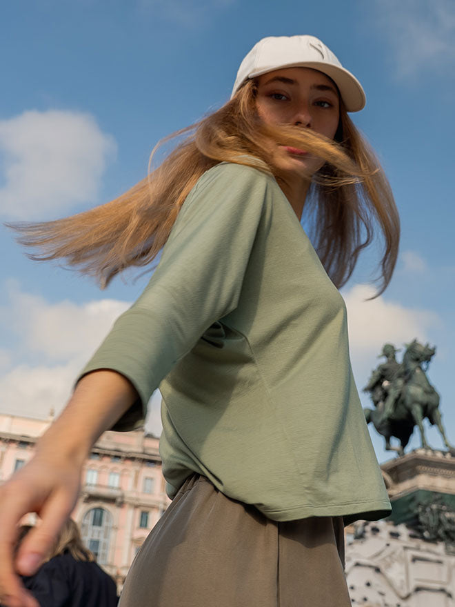 TESS V-Neck Shirt – locker und fließend in Sage