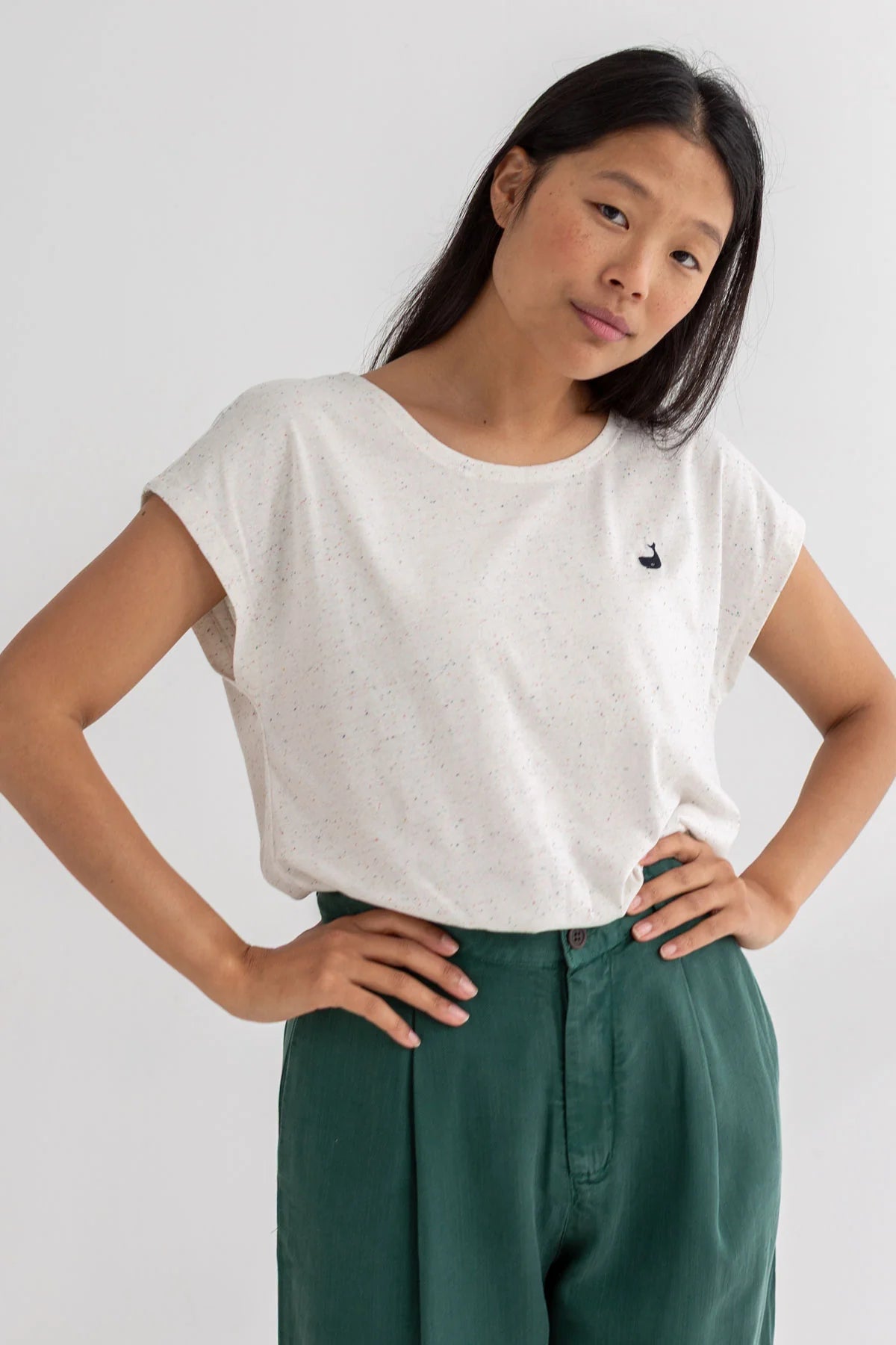 Damen T-Shirt weiß multicolor neps Twothirds mit grüner Hose