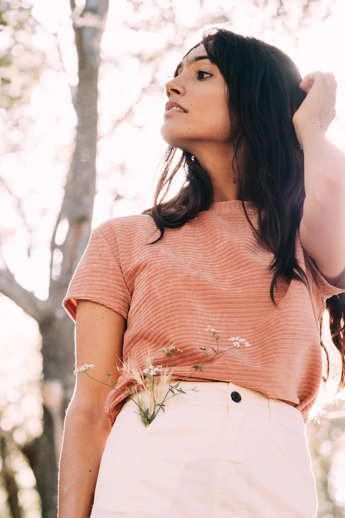 Damen Nicki Shirt dusty pink Twothirds mit weißer Hose 2