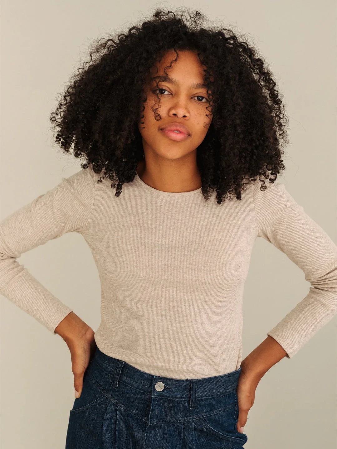 Frau trägt beiges Ripp Longsleeve aus Bio-Baumwolle von Twothirds