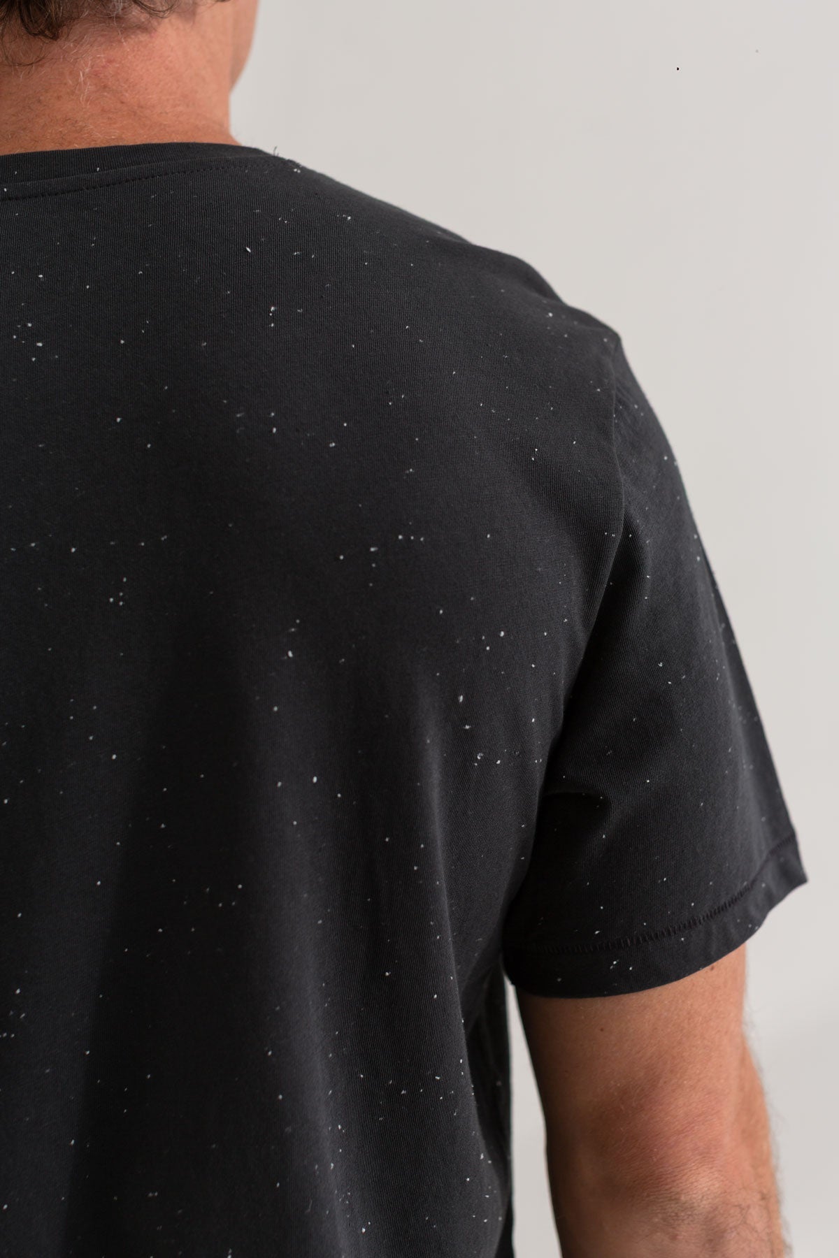 Herren T-Shirt Qalito aus Bio-Baumwolle in dunkelgrau von Twothirds Detail Rückenansicht