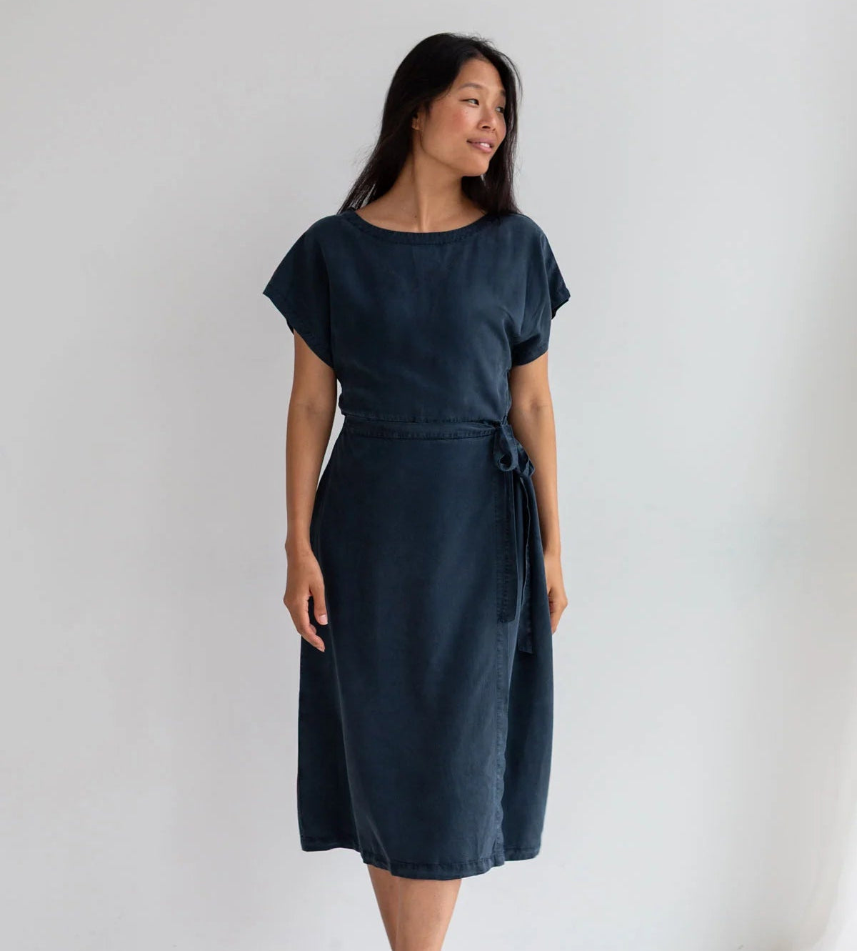 Frau in Kleid Comte Tencel navy Twothirds