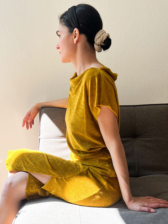 MASHA - schmaler Rock aus Haute Couture-Samt in Gold