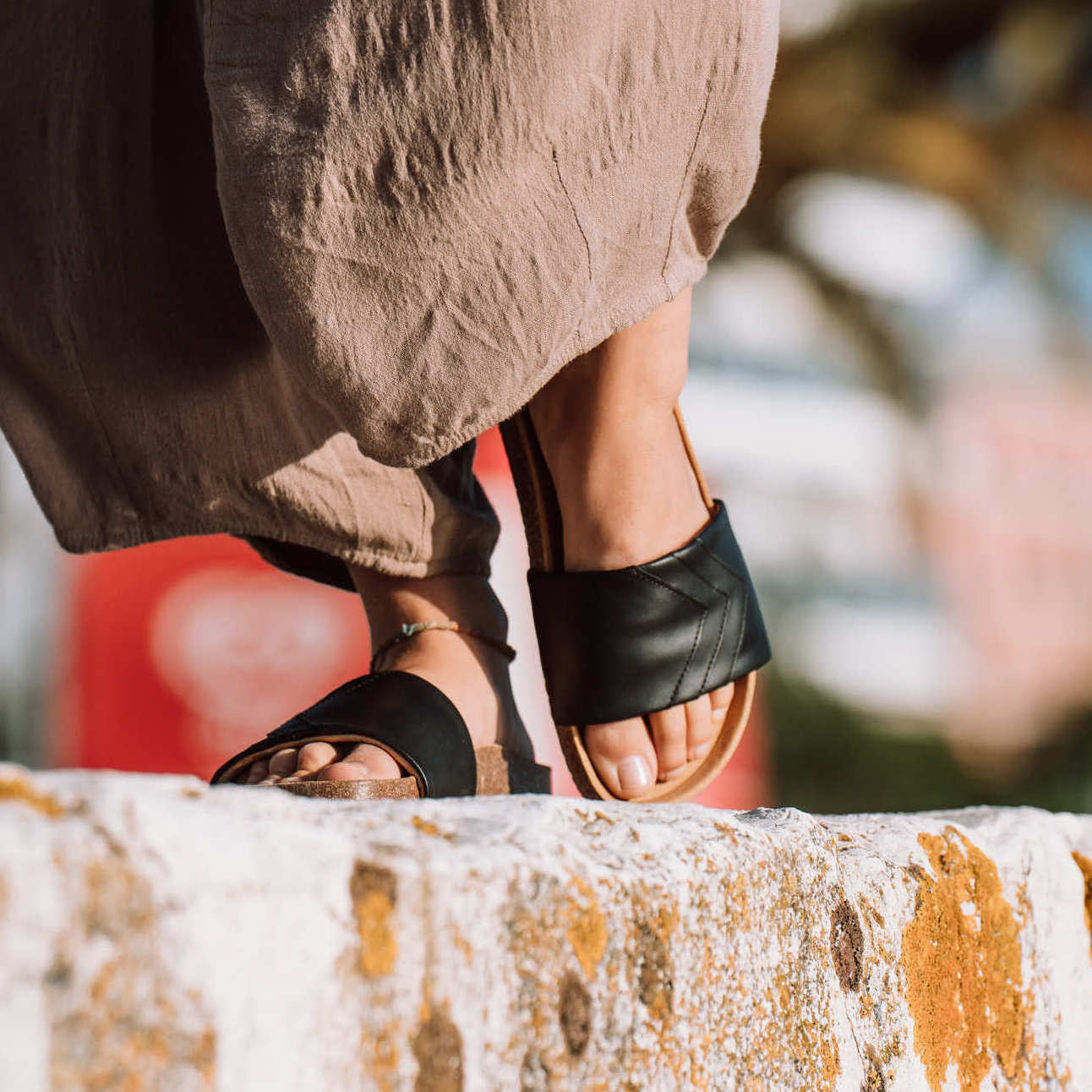 Schwarze Sandalen Damen Herren YIN monochrom - vegan, mit Fußbett | Fünve