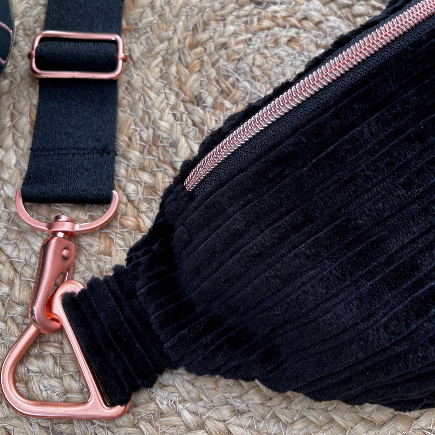 Luni_Bag_fancy_black_simplyloveit_nachhaltige_bauchtasche_Nahaufnahme