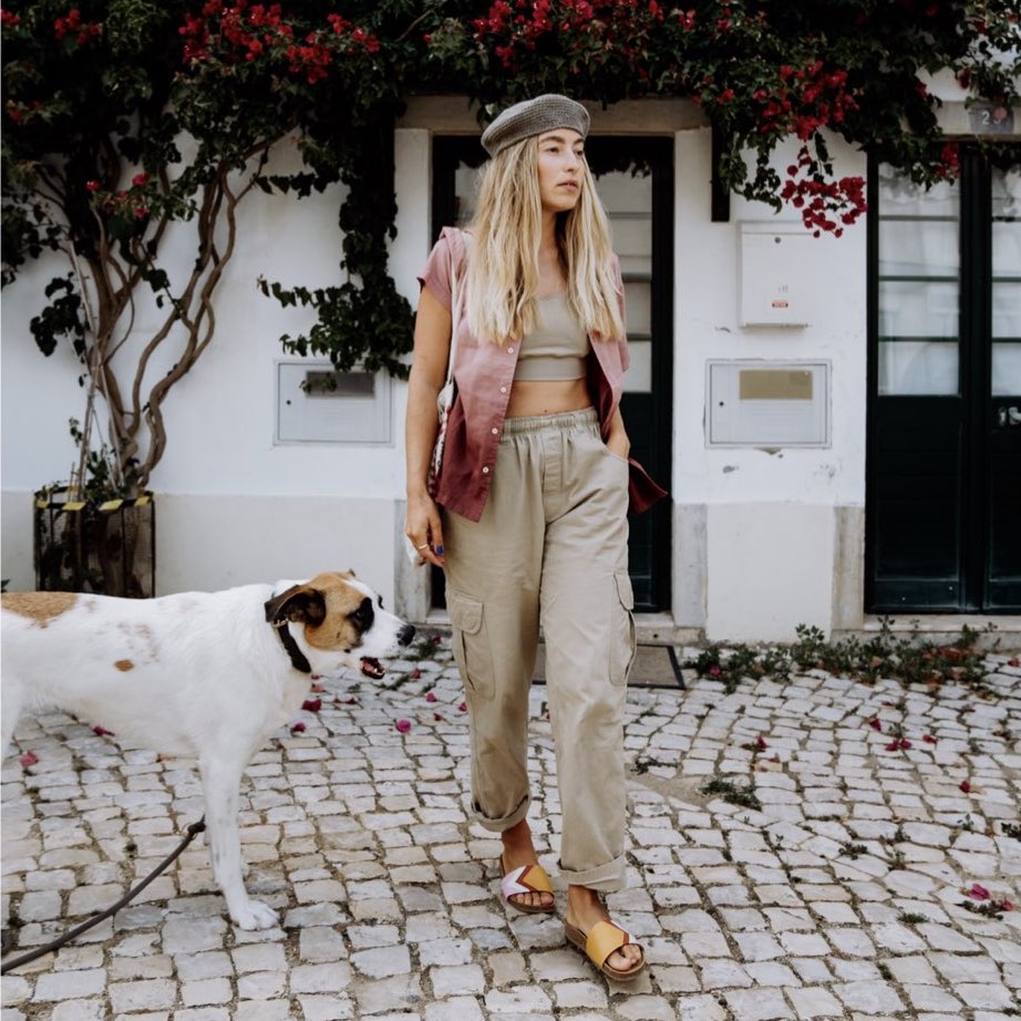 Gelbe Sandalen, lässig und bequem, vegan mit flexiblem Fußbett aus Kork, Farben Senf, Terracotta, Weiß, Rosa; Marke Fünve, Modell Dawn, Outfit Dog Walklaufend