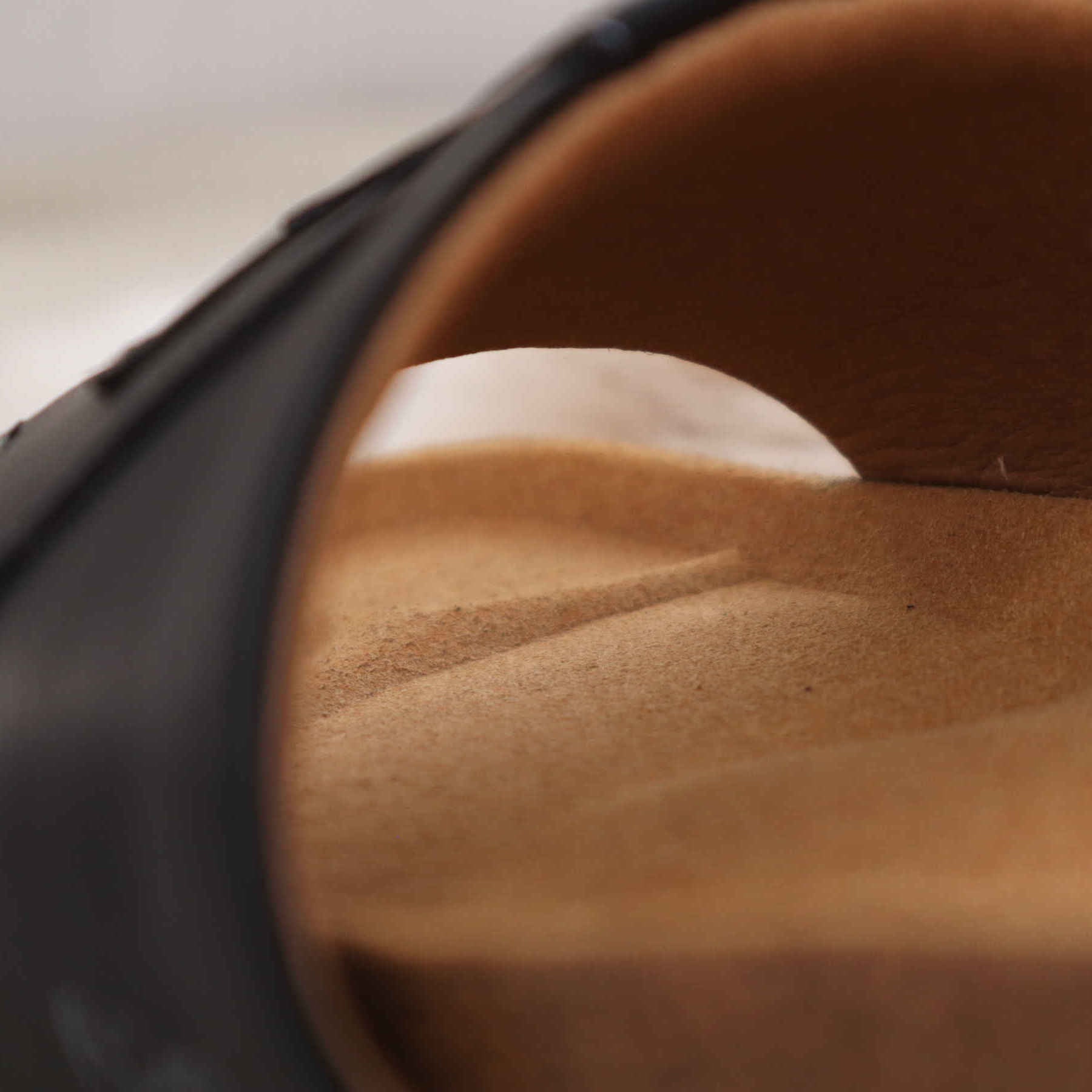 Schwarze Sandalen Damen Herren YIN monochrom - vegan, mit Fußbett | Fünve