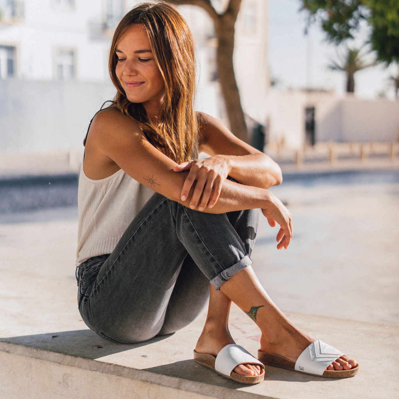 Weiße Sandalen Damen Herren YANG monochrom - vegan, mit Fußbett | Fünve