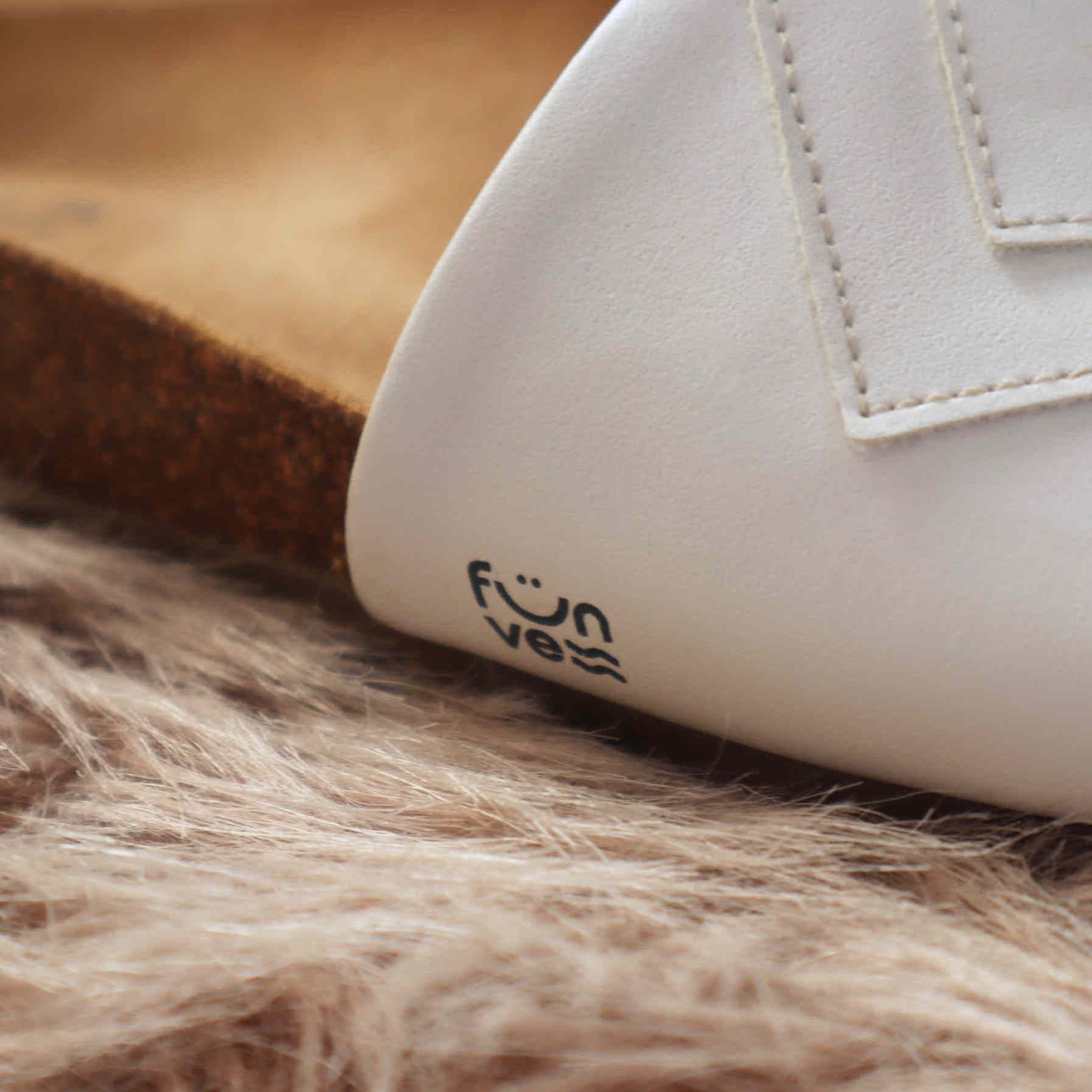 'YANG' - Weiße Sandalen, monochrom, vegan